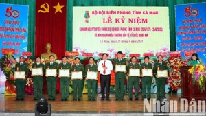 Chủ tịch Ủy ban nhân dân tỉnh Cà Mau Phạm Thành Ngại (giữa) tặng bằng khen cho các tập thể thuộc Bộ đội Biên phòng Cà Mau.