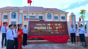 Phó Chủ tịch Quốc hội Lê Minh Hoan, Bí thư Tỉnh ủy Cà Mau Nguyễn Hồ Hải tham gia nghi thức gắn biển phường Tân Thành.