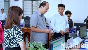 Bí thư Tỉnh ủy Cà Mau (giữa) kiểm tra, giám sát vận hành thử nghiệm bộ máy mới chính quyền cấp xã tại phường Tân Thành vào sáng 19/6.