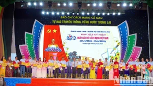 Lãnh đạo tỉnh Cà Mau tặng hoa vinh danh các nhà báo tiêu biểu, xuất sắc nhân họp mặt Kỷ niệm 100 năm Ngày Báo chí Cách mạng Việt Nam.