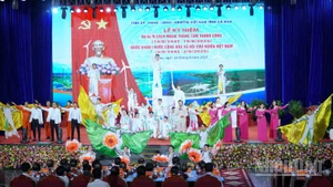 Văn nghệ chào mừng lễ kỷ niệm tại Cà Mau.