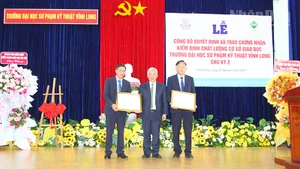 Trung tâm kiểm định chất lượng giáo dục Sài Gòn (CEA Saigon) trao Giấy chứng nhận đạt chuẩn kiểm định chất lượng cơ sở giáo dục đại học chu kỳ 2 cho Trường đại học Sư phạm kỹ thuật Vĩnh Long. 