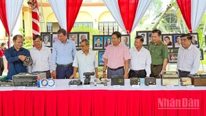 Đại biểu tham quan gian trưng bày dụng cụ tác nghiệp phát thành và truyền hình ngày xưa. 
