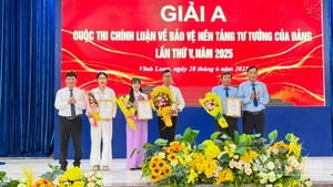 Ban tổ chức trao giải A cho các thí sinh. 