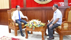 Phóng viên Báo Nhân Dân trao đổi với Chủ tịch Ủy ban nhân dân tỉnh Vĩnh Long Lữ Quang Ngời sáng ngày 29/7. 