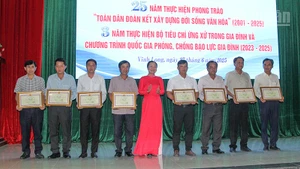 Lãnh đạo tỉnh Vĩnh Long khen thưởng cho các cá nhân, tập thể tại hội nghị. 