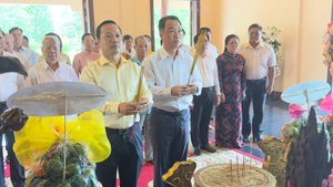 Bí thư Tỉnh ủy Vĩnh Long Trần Tiến Dũng và Chủ tịch Ủy ban nhân dân tỉnh Vĩnh Long Lữ Quang Ngời dâng hương kỷ niệm 17 năm ngày mất Thủ tướng Chính phủ Võ Văn Kiệt.