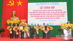 Chánh án Tòa án nhân dân tối cao Lê Minh Trí tặng hoa chúc mừng lãnh đạo tỉnh Vĩnh Long mới. 