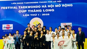 Ban tổ chức trao thưởng các võ sĩ đoạt giải tại lễ bế mạc.
