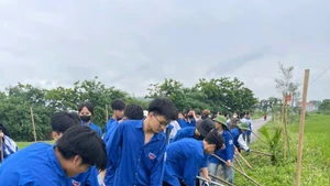 Thanh niên Bắc Giang chung sức vệ sinh môi trường, bảo vệ cảnh quan nông thôn. (Nguồn: Tỉnh đoàn Bắc Giang)