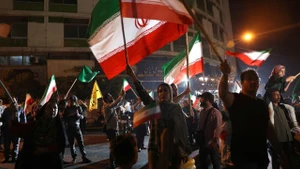 Niềm vui bùng nổ trong đêm trên các đường phố Tehran