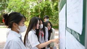 Các thí sinh đến làm thủ tục dự thi tại Điểm thi Trường THCS Minh Khai (quận Hai Bà Trưng, Hà Nội), chiều 25/6. (Ảnh THẾ ĐẠI)