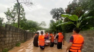 Lực lượng Công an tỉnh Thái Nguyên phối hợp lực lượng cơ sở đưa người dân tại xã Bình Sơn, thành phố Sông Công ra khỏi khu vực ngập lụt. (Ảnh Quang Linh)