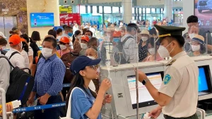 Hành khách làm thủ tục tại Sân bay Quốc tế Nội Bài
