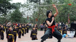 Biểu diễn võ sáo tại lễ hội Yên Thế (Ảnh Văn Thương)