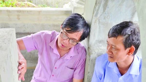 Tiến sĩ Lưu Hồng Sơn cùng cộng sự tại khu vực mộ Tiền hiền Phan Hữu Phàn.