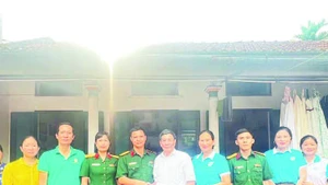 Hội Phụ nữ xã Đan Phượng phối hợp với Đơn vị X260-Cục Quân khí trao quà tặng các thương, bệnh binh, gia đình chính sách nhân dịp 27/7.