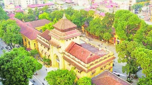 Tòa nhà số 19 Lê Thánh Tông (phường Cửa Nam, Hà Nội), một công trình có kiến trúc đẹp, được xây dựng trước năm 1954.