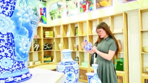 Sở Công thương Hà Nội trưng bày, giới thiệu các sản phẩm thủ công mỹ nghệ ngành gốm sứ, sơn mài.