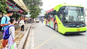 Việc tăng số lượng, chất lượng xe buýt cũng sẽ giúp Thành phố Hà Nội từng bước hạn chế xe máy xăng. (Ảnh KHÁNH LÊ)