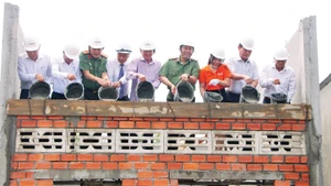 Lãnh đạo tỉnh Bạc Liêu và đại diện đơn vị tài trợ tại lễ khởi công xây dựng nhà đại đoàn kết ở địa phương.