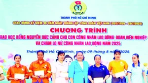 Lãnh đạo Liên đoàn Lao động thành phố trao quà tặng nữ công nhân lao động có hoàn cảnh khó khăn.