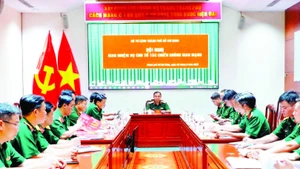 Lãnh đạo Bộ Tư lệnh Thành phố Hồ Chí Minh làm việc với Tổ tác chiến không gian mạng.
