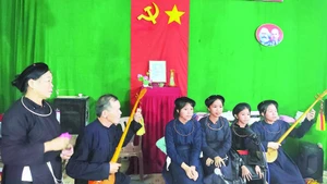Hòa tấu hát then, đàn tính các thế hệ ở Câu lạc bộ hát then, đàn tính xã Cát Tiên 3, tỉnh Lâm Đồng.