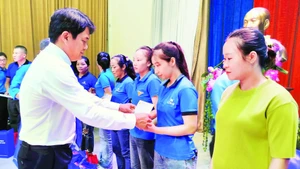 Đồng chí Bùi Thanh Nhân, Ủy viên Thường vụ Thành ủy, Phó Chủ tịch Ủy ban Mặt trận Tổ quốc thành phố, Chủ tịch Liên đoàn Lao động Thành phố Hồ Chí Minh trao quà tặng công nhân, lao động có hoàn cảnh khó khăn.