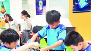 Học sinh trải nghiệm tại Trung tâm Giáo dục STEAMZone, Khu Công viên phần mềm Quang Trung