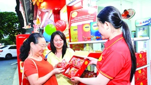 Khách hàng mua bánh trung thu sớm. (Ảnh PHƯƠNG VY)