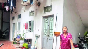 Bà Chử Thị Tân bên căn nhà mới được UBND phường Vĩnh Hưng cấp sổ đỏ.