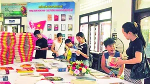 Một góc tại không gian trưng bày sách chủ đề “Mốc son lịch sử”.