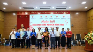 Lãnh đạo Ban Chính sách, chiến lược Trung ương tặng hoa động viên Chương trình "Ngày hội hiến máu tình nguyện năm 2025".