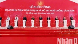 Phó Thủ tướng Thường trực Chính phủ Nguyễn Hoà Bình cùng các đại biểu bấm nút khởi công Khu phức hợp du lịch và đô thị nghỉ dưỡng Làng Vân. (ẢNH: ANH ĐÀO)