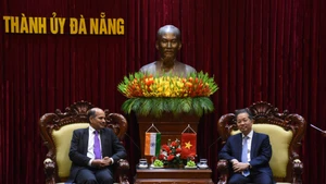 Đồng chí Nguyễn Văn Quảng, Ủy viên Trung ương Đảng, Bí thư Thành ủy, Trưởng Đoàn đại biểu Quốc hội đơn vị Đà Nẵng chủ trì tiếp Ngài Sandeep Arya, Đại sứ Ấn Độ tại Việt Nam. (ẢNH: ANH ĐÀO)