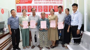 Ủy ban nhân dân phường Liên Chiểu, thành phố Đà Nẵng cấp 14 sổ hồng cho người dân sau 1 tháng vận hành chính quyền địa phương 2 cấp. (Ảnh: AD)