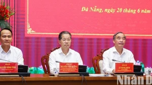 Các đồng chí Thường trực Thành ủy Đà Nẵng chủ trì hội nghị chiều 20/6. (Ảnh: ANH ĐÀO)