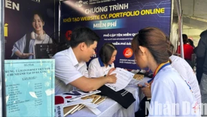 Sinh viên Đà Nẵng phỏng vấn trực tiếp ứng tuyển các vị trí việc làm. (Ảnh: ANH ĐÀO)
