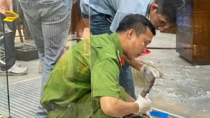 Lực lượng chức năng phong tỏa hiện trường, điều tra vụ án.