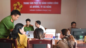Công an xã A Vương, thành phố Đà Nẵng hỗ trợ người dân làm thủ tục hành chính tại Trung tâm phục vụ hành chính công xã A Vương. (Ảnh: ANH ĐÀO)