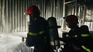 Lực lượng chữa cháy tiếp cận hiện trường dập lửa. (Ảnh: HUY LINH)