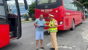 Đà Nẵng ra quân cao điểm kiểm tra phương tiện vận tải trên toàn thành phố. (Ảnh: Công an cung cấp)