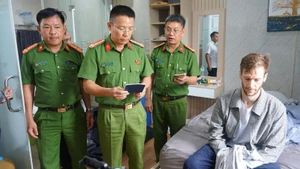 Đại tá Nguyễn Hà Lai, Phó Giám đốc, Thủ trưởng Cơ quan Cảnh sát điều tra Công an thành phố Đà Nẵng trực tiếp kiểm tra, khám xét nơi ở của nghi phạm. (Ảnh: Công an cung cấp)