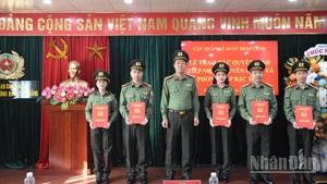 Thượng tá Hoàng Minh Thắng, Trưởng Công an cửa khẩu Cảng hàng không Quốc tế Đà Nẵng trao quyết định cho các đồng chí được phong cấp bậc hàm. (Ảnh: ANH ĐÀO)