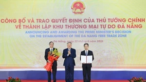 Phó Thủ tướng Thường trực Nguyễn Hòa Bình trao Quyết định của Thủ tướng Chính phủ về thành lập Khu Thương mại tự do thành phố Đà Nẵng cho lãnh đạo thành phố Đà Nẵng. (Ảnh: ANH ĐÀO)