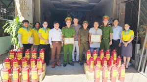 Chủ tịch Ủy ban nhân dân phường Hải Châu Nguyễn Văn Duy và lãnh đạo phường thăm, động viên, tặng Giấy khen cho các cá nhân, tập thể ngày 11/8. (Ảnh: AD)
