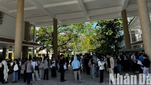 Các thí sinh đến Điểm thi tại Trường trung học cơ sở Kim Đồng (quận Hải Châu, thành phố Đà Nẵng) làm thủ tục dự thi chiều ngày 25/6. (Ảnh: ANH ĐÀO)