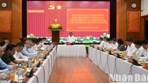 Thường trực Ban Bí thư Trần Cẩm Tú làm việc với Ban Thường vụ Thành ủy Đà Nẵng sáng 5/6. (Ảnh: ANH ĐÀO)