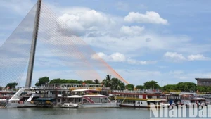 Các phương tiện tàu du lịch trên sông Hàn Đà Nẵng. (Ảnh: ANH ĐÀO)